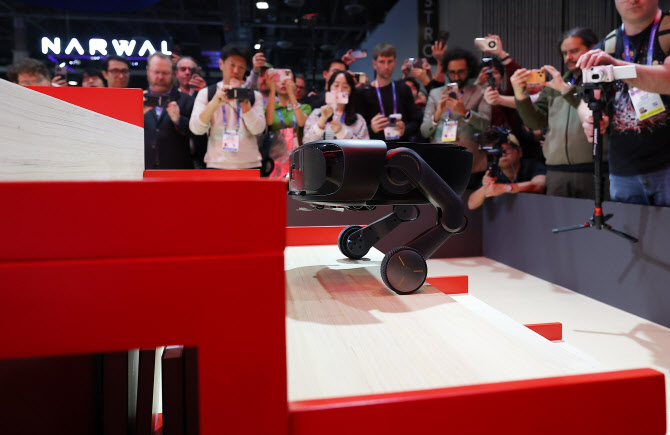 CES 2026 로보락 부스에서 로봇청소기가 계단을 오르고 있다. 연합뉴스.