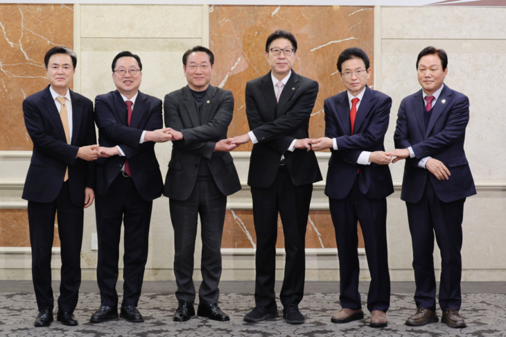 박형준 부산시장은 2일 오후 서울 여의도 켄싱턴호텔에서 열린 광역자치단체 통합 추진 시·도지사 회의에 참석했다. 이 자리에는 경남, 경북, 대전, 충