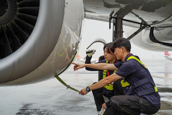 티웨이항공 정비사들이 엔진을 점검하고 있다. 사진=티웨이항공 제공