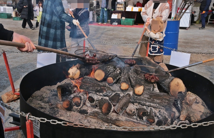 '불타는 밤, 달콤한 공주'…겨울공주 군밤축제 현장 가보니