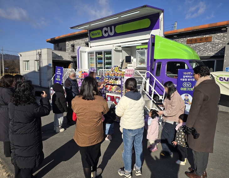BGF리테일의 편의점 CU가 올 1월 첫 선보인 '시니어 이동형 편의점'. 사진=BGF리테일