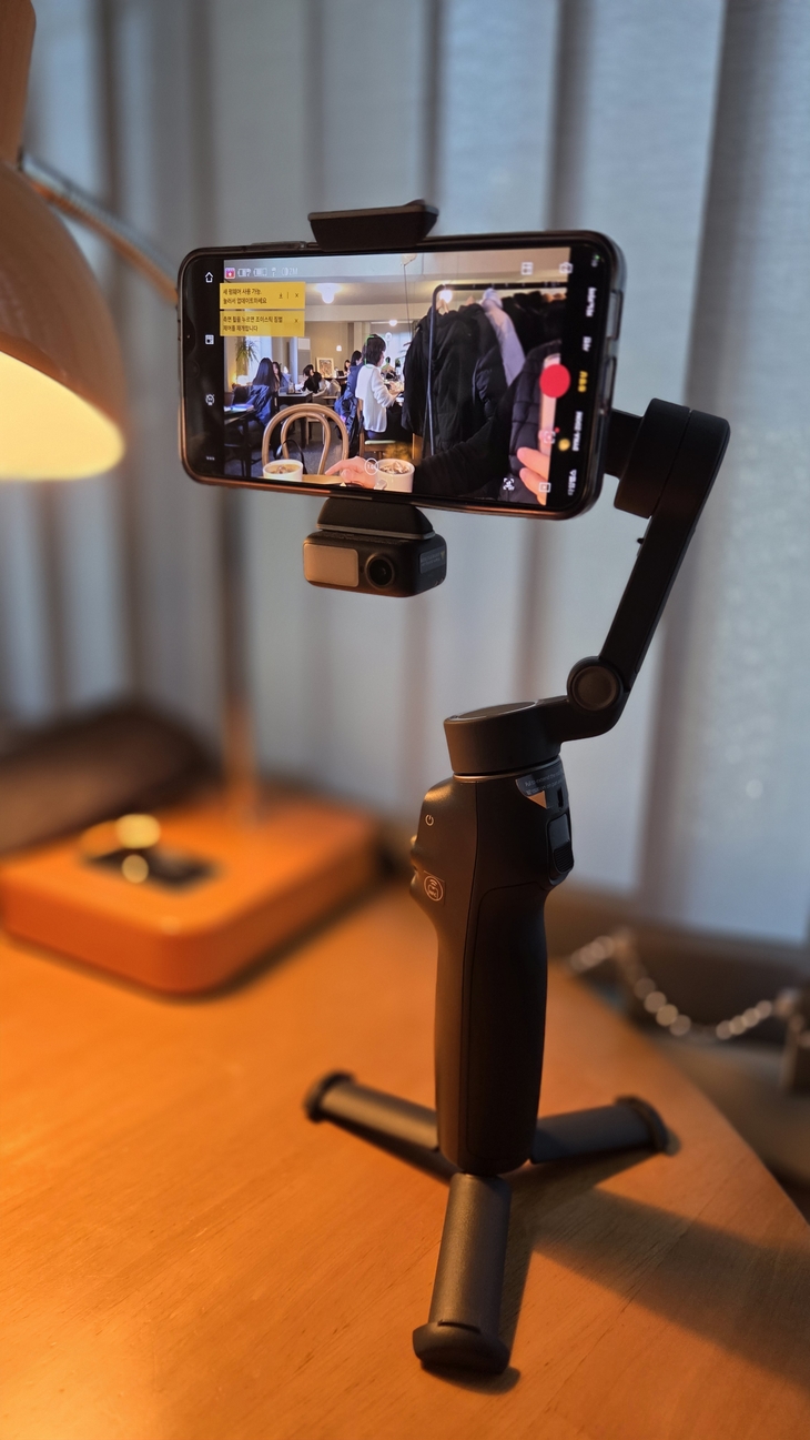 하단에 탑재된 삼각대로 기기를 고정해 촬영하는 모습. 사진 = 김윤호 기자.