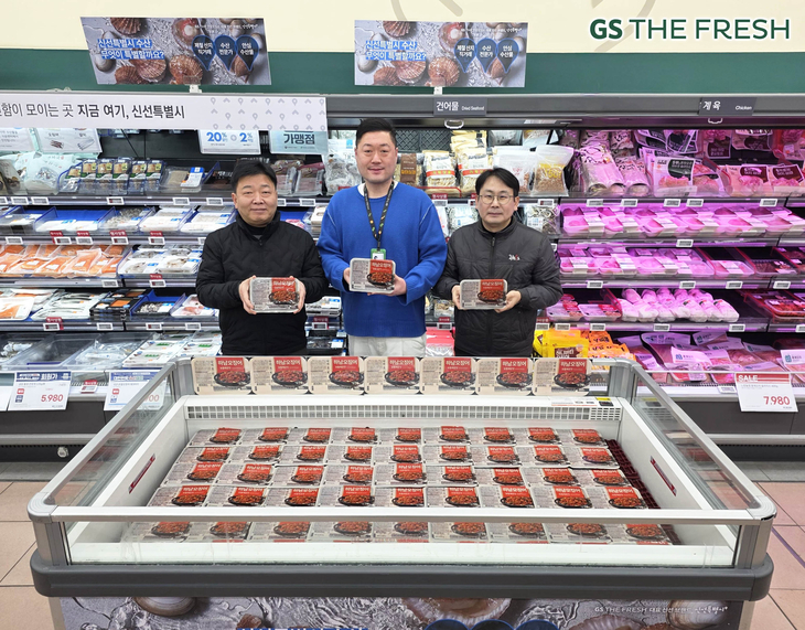 GS더프레시 매장에서 김대현 GS리테일 수산상품기획자(사진 가운데)와 이수명 수협중앙회 팀장(왼쪽), 김승민 에이치엔 대표가 '하남오징어' 상품을 