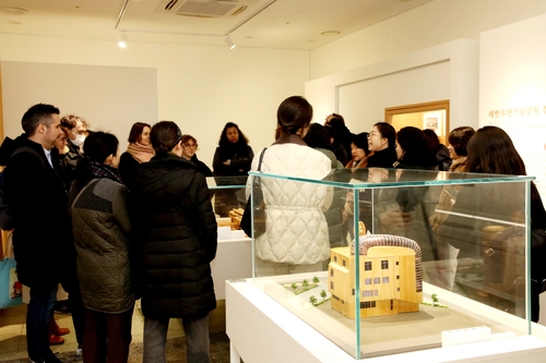 주한프랑스대사관 직원 4일 김중업건축박물관 전시 단체관람