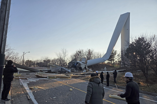2일 오후 경북 영덕군 영덕읍 창포리 풍력발전단지에서 풍력발전기가 파손돼 쓰러져 있다