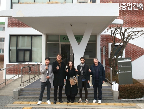 필립 베르투 주한프랑스 대사(왼쪽 두번째) 4일 김중업건축박물관 방문