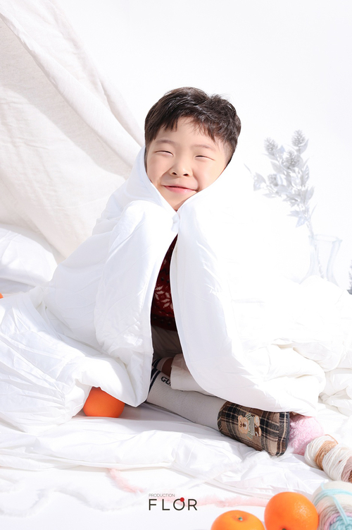 플로르방송제작사, 겨울 화보 공개...모델 정아나율·정주로와 '겨울 실내서 만난 아이의 자연스러운 하루'