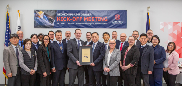 LIG넥스원이 4일(현지시간) L3해리스와 미국 포트웨인 현지에서 기상 탑재체 개발 착수회의를 했다. 사진은 LIG넥스원 최종진 부사장(가운데 우측), L3해