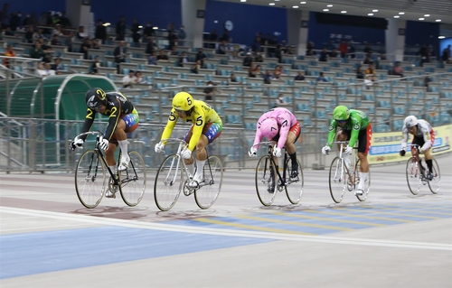 광명 광명스피돔에서 열린 특선급 경주에 출전한 선수들 결승선 앞에서 경합