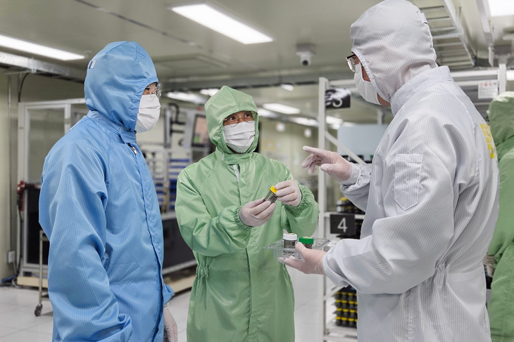 황기연 한국수출입은행장(가운데)이 4일 울산에 위치한 덕산하이메탈을 방문해 김태수 대표(왼쪽) 등 관계자와 대화 중이다.