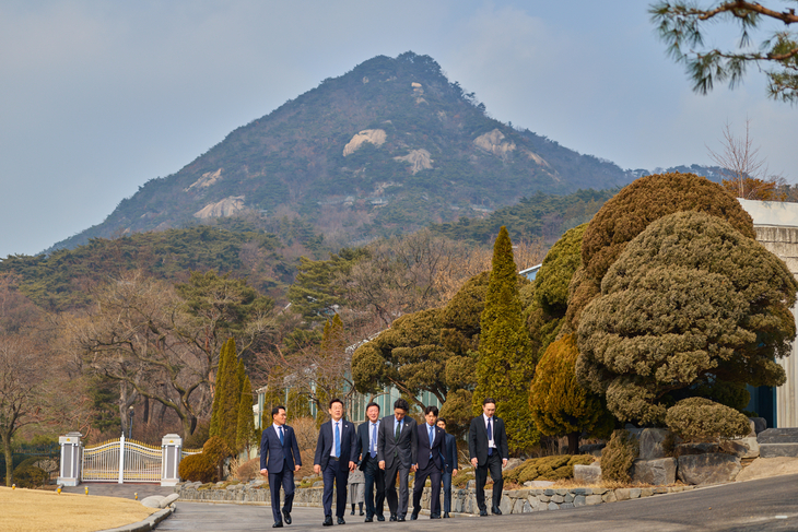 청와대 산책하는 이재명 대통령