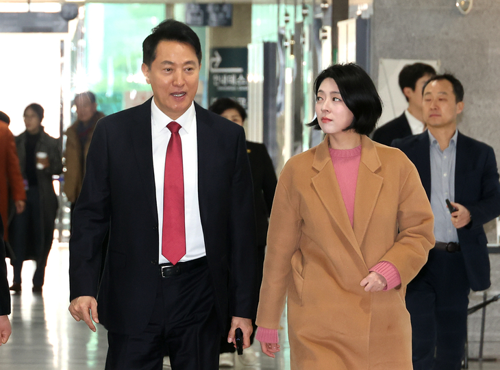 얘기 나누는 오세훈 서울시장과 배현진 서울시당위원장