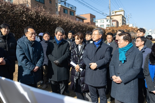 앞줄 왼쪽부터 이승환 한강유역환경청장, 이인영 국회의원(구로 갑), 임오경 국회의원(광명 갑), 장인홍 구로구청장, 박승원 광명시장