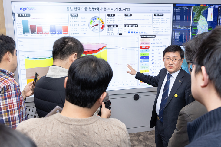 김성환 기후에너지환경부 장관이 장관실에 배치된 전력 수급 현황판을 기자들에게 설명하고 있다. 사진= 기후에너지환경부