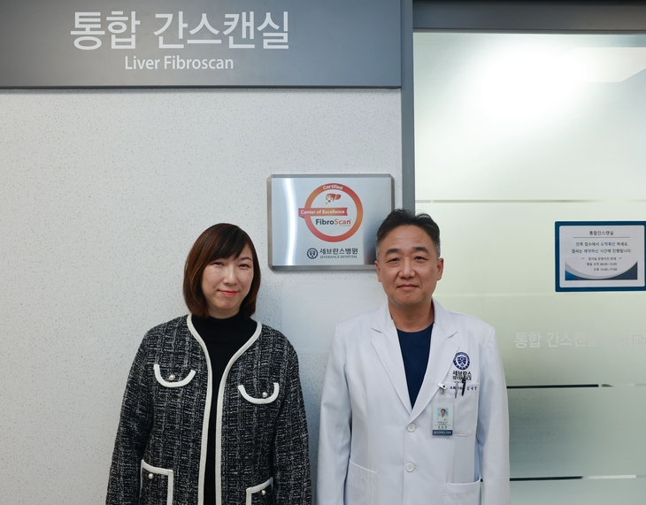 세브란스병원 소화기내과 김승업 교수(오른쪽)와 그레이스 퐁 에코센스 아시아·태평양 지역 총괄 책임자가 현판식 기념사진을 찍고 있다.