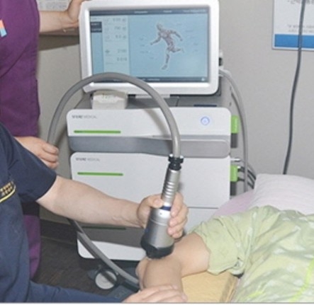 팔꿈치 부상 환자에게 체외충격파 요법을 하고 있다. 사진=정승기정형외과