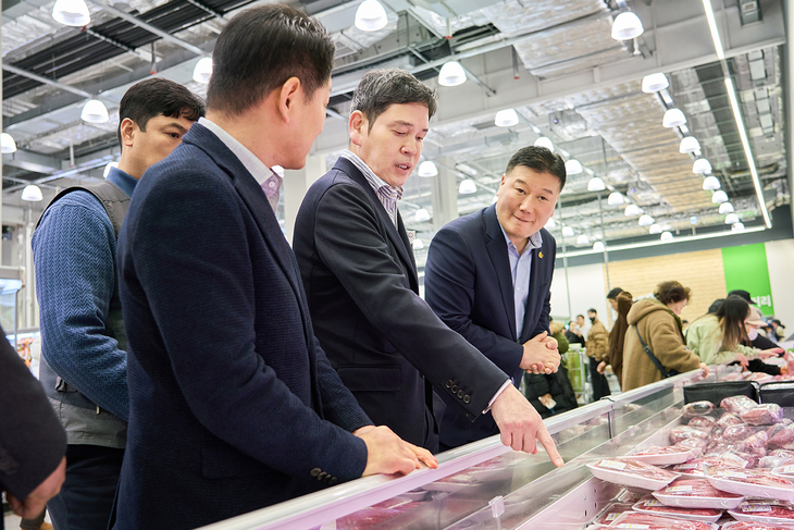 지난 9일 트레이더스 인천 구월점을 방문한 정용진 신세계그룹 회장이 핵심 상품인 신선식품 코너를 둘러보고 있다. 사진=신세계그룹