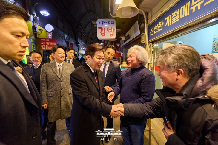이재명 대통령이 9일 서울 종로구 통인시장을 방문했다
