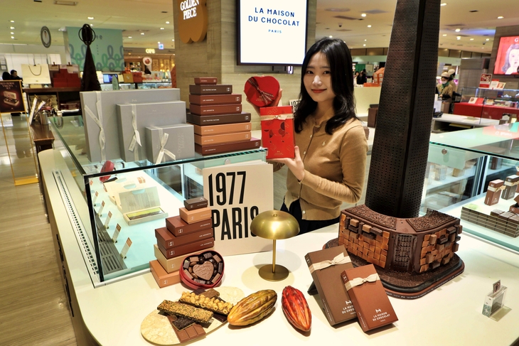 롯데백화점 본점 지하 1층 라메종뒤쇼콜라 매장에서 모델이 초콜릿 선물세트를 홍보하고 있다. 사진=롯데백화점