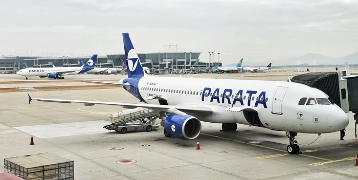 인천국제공항 제1여객 터미널 탑승동에서 대기 중인 파라타항공 A320 여객기. 사진=박규빈 기자