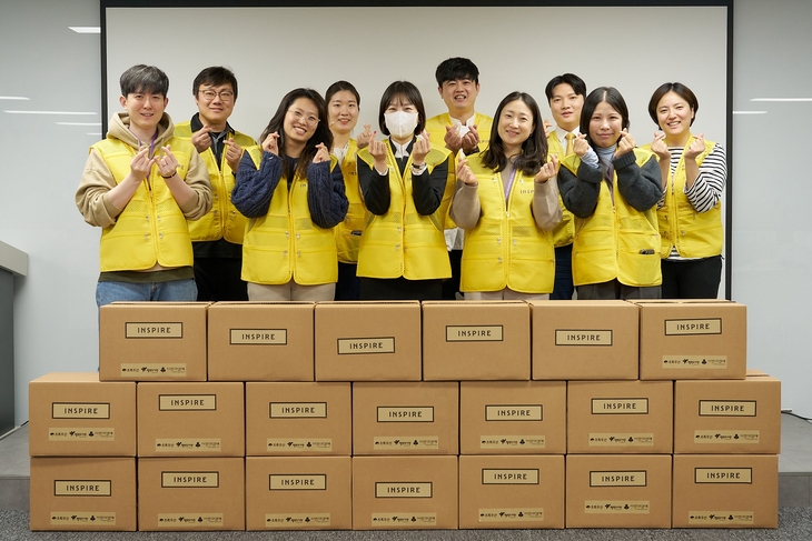 11일 인스파이어리조트 임직원들이 행복상자 프로젝트 자원봉사를 진행한 뒤 기념촬영을 하고 있다.