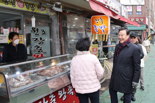 김성제 의왕시장 설 명절을 앞두고 11일 의왕도깨비시장 방문