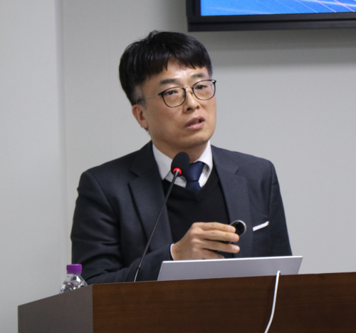 박항규 한국남동발전 AI혁신단 AI융합부장이 12일 서울 여의도 국회의원회관에서 열린 '제8회 대한민국 에너지시설 안전포럼'에서 주제발표하고 있