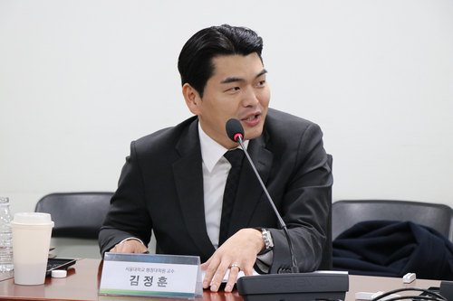 김정훈 서울대학교 행정대학원 교수가 12일 서울 여의도 국회의원회관에서 열린 '제8회 대한민국 에너지시설 안전포럼' 패널토론에서 발언하고 있