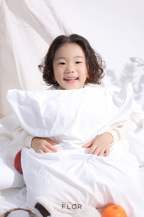 플로르방송제작사, 겨울 화보 공개… 모델 주선우·진은수가 담아낸 '포근한 겨울, 그리고 고요한 휴식'