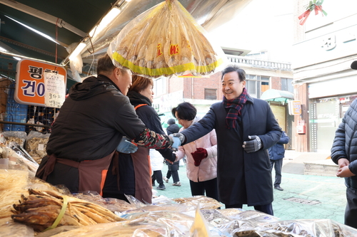김성제 의왕시장 설 명절을 앞두고 11일 의왕도깨비시장 방문