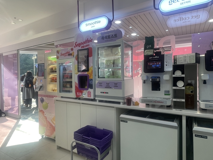 셀프 스무디 기계와 즉석토스트, GET커피 추출 기기 등이 비치된 음료존. 사진=조히니 기자