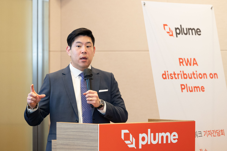 12일 서울 여의도에서 열린 플룸 네트워크 기자간담회에서 발표하는 크리스 인 대표 [사진=플룸네트워크]