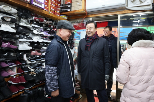 김성제 의왕시장 설 명절을 앞두고 11일 의왕도깨비시장 방문