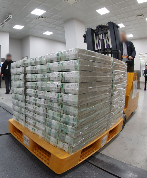 가득 쌓인 설 명절 자금