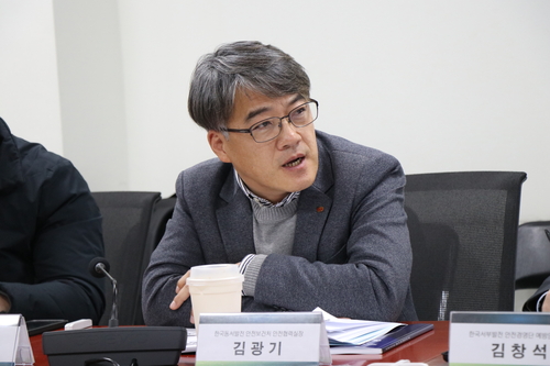 김광기 한국동서발전 안전보건처 안전협력실장이 12일 서울 여의도 국회의원회관에서 열린 '제8회 대한민국 에너지시설 안전포럼' 패널토론에서 발