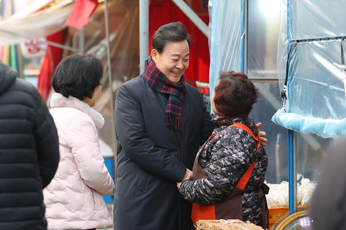 김성제 의왕시장 설 명절을 앞두고 11일 의왕도깨비시장 방문