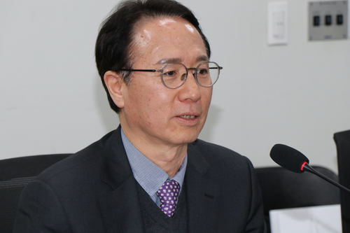 박항규 한국남동발전 AI혁신단 AI융합부장이 12일 서울 여의도 국회의원회관에서 열린 '제8회 대한민국 에너지시설 안전포럼'에서 주제발표하고 있