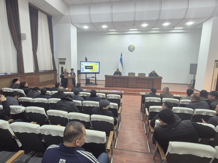 ▲부여군(군수 박정현)이 우즈베키스탄 나망간주에서 벼농사의 물 관리 등의 내용으로 교육을 진행하고 있다. ⓒ제공=부여군