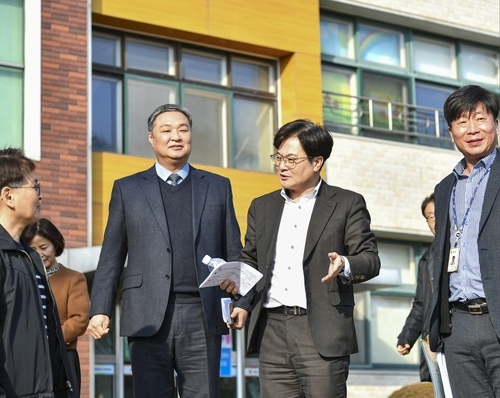 김병수 김포시장(왼쪽 세번째) 학교 현장 방문