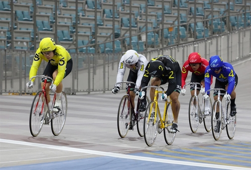 경륜 30기 윤명호 선수 경주 장면(왼쪽 5번 노란색 유니폼)