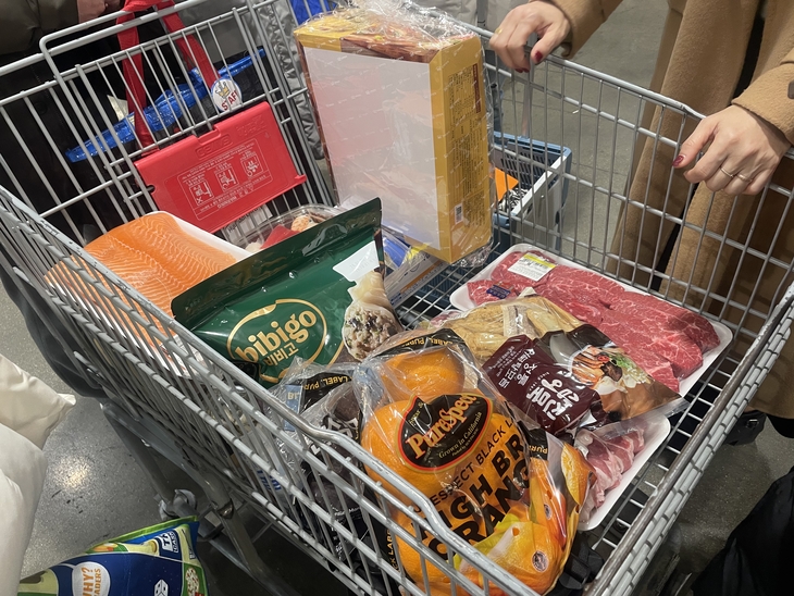 지난 7일 오후 7시 30분 경기 고양시 소재 코스트코에서 진행된 당근 소분 모임의 구매 예정 상품들. 사진=조하니 기자