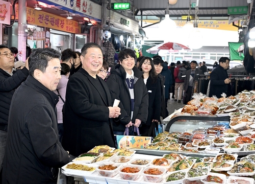 김경일 파주시장 14일 설 앞둔 전통시장에서 장보기