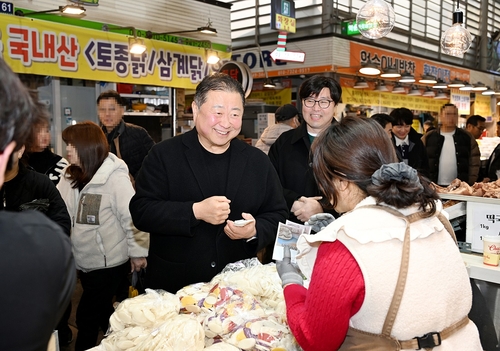 김경일 파주시장 14일 설 앞둔 전통시장에서 장보기