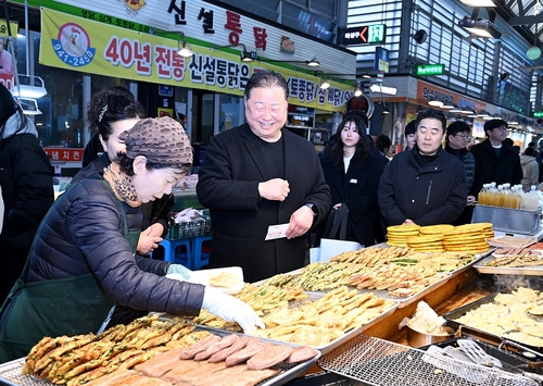김경일 파주시장 14일 설 앞둔 전통시장에서 장보기