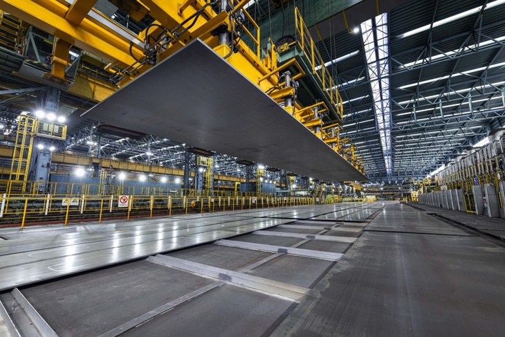 전남 광양에 위치한 포스코 광양제철소 후판공장에서 고망간강 후판제품이 진공흡착식 크레인에 붙어 이동하고 있다.