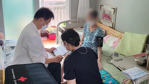 부천시 독거노인 통합돌봄 서비스 통해 자택 진료 중