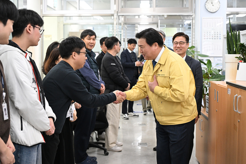 임병택 시흥시장 19일 전 부서 돌며 직원에게 2026 병오년 새해 인사 전달