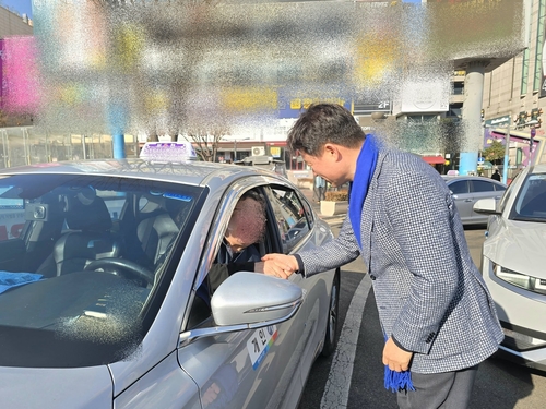 조용익 부천시장 설 연휴 중 부천역 택시승강장에서 운전기사에게 안전운전 당부