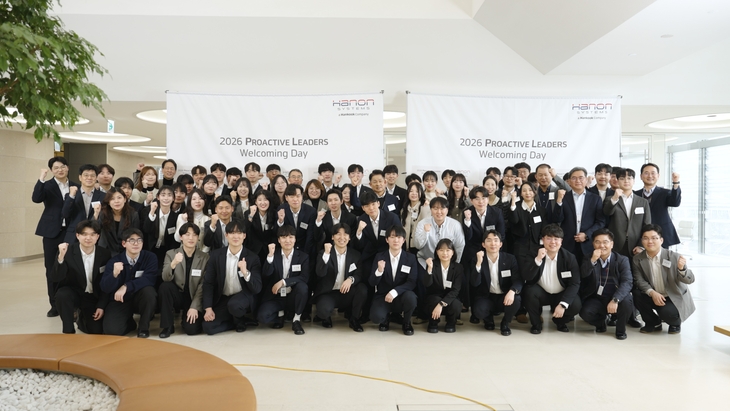 한온시스템 신입사원들과 주요 경영진들이 기념 촬영을 하고 있다.