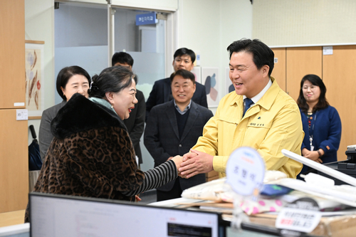 임병택 시흥시장 19일 전 부서 돌며 직원에게 2026 병오년 새해 인사 전달